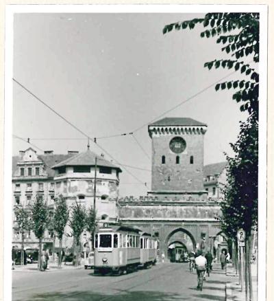 Noch angeschlagen: das Isartor 1951. Auch an ihm ist der Krieg nicht spurlos vorüber gegangen. 1946 bis 1957 wird es notdürftig wiederhergestellt. Erst 1971/1972 kommt es zur Generalsanierung.