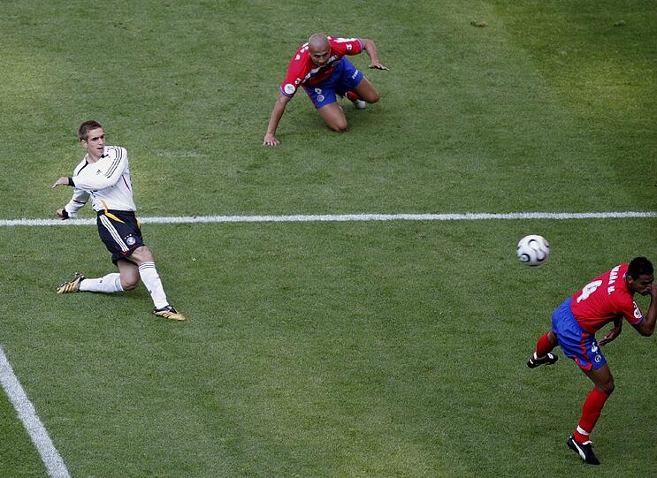 Unvergessen bleibt sein Traumtor zum 1:0 im Eröffnungsspiel gegen Costa Rica in der Allianz Arena. Philipp Lahm avancierte in den folgenden Jahren zum Führungsspieler und übernahm 2010 die Kapitänsbinde von Michael Ballack. Nach seinem größten Triumph, dem WM-Gewinn in Brasilien, trat er aus der Nationalmannschaft zurück und konzentriert sich seit dem auf den FC Bayern, bei dem er nach wie vor Kapitän ist.