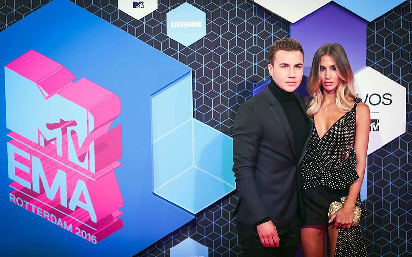 Ganz schön durchsichtig: Ann-Kathrin Brömmel mit Freund Mario Götze bei den MTV Europe Music Awards.