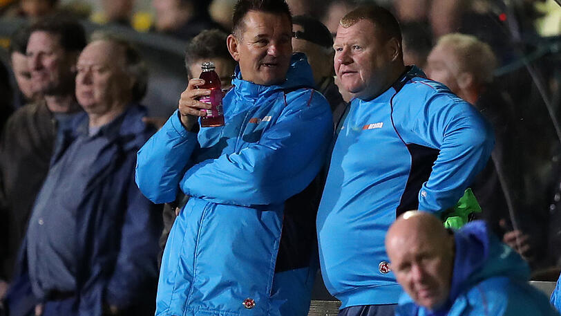 Beim 0:2 im FA Cup gegen den FC Arsenal: Sutton Uniteds Ersatztorwart Wayne Shaw (rechts) mit Trainer Paul Doswell.