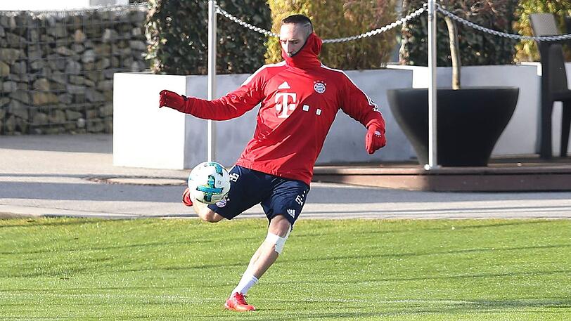 Franck Ribéry dreht zuerst ein paar Laufrunden auf dem Platz und nimmt anschließend Kontakt mit dem Ball auf. Nach seinem Innebandriss arbeitet der Franzise hart für sein Comeback.