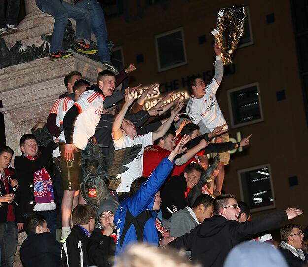 Die Fan-Party am Marienplatz: Bayern-Anhänger haben sogar die Mariensäule eingenommen. Die Bilder