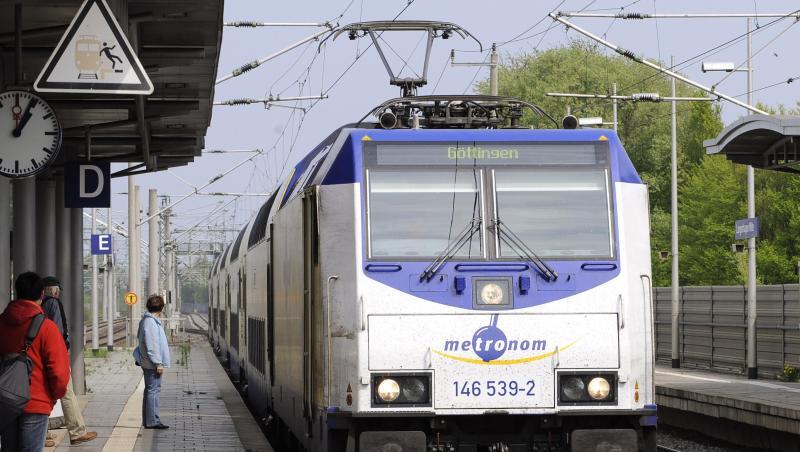 Metronom-Zug der Bahn-Tochter Arriva: Bahn-Chef Lutz demnach, dass der Arriva-Verkauf dem hoch verschuldeten Staatsbetrieb rund vier Milliarden Euro in die Kassen spült. Metronom-Zug der Bahn-Tochter Arriva: Bahn-Chef Lutz demnach, dass der Arriva-Verkauf dem hoch verschuldeten Staatsbetrieb rund vier Milliarden Euro in die Kassen spült.