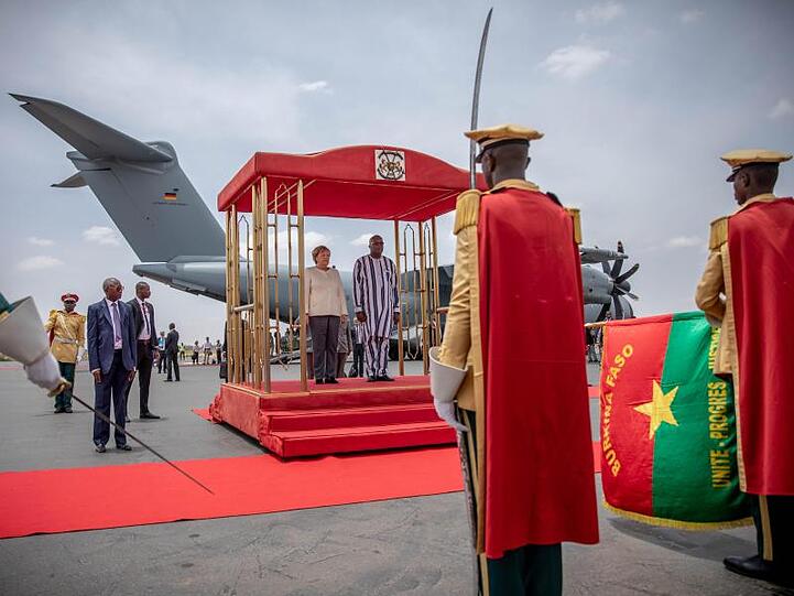 Angela Merkel wird am Flughafen von Ouagadougou in Burkina Faso verabschiedet.