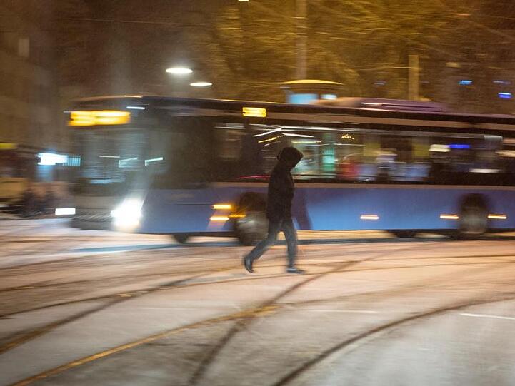 Ein Mann geht vor einem Bus über die Straße. Foto: Lino Mirgeler