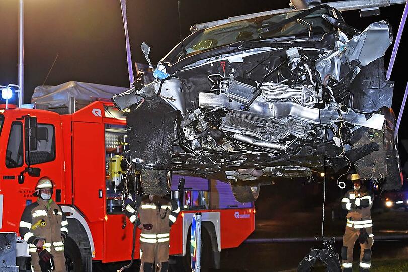Eine Person wurde bei dem schweren Unfall in seinem Pkw eingeklemmt.