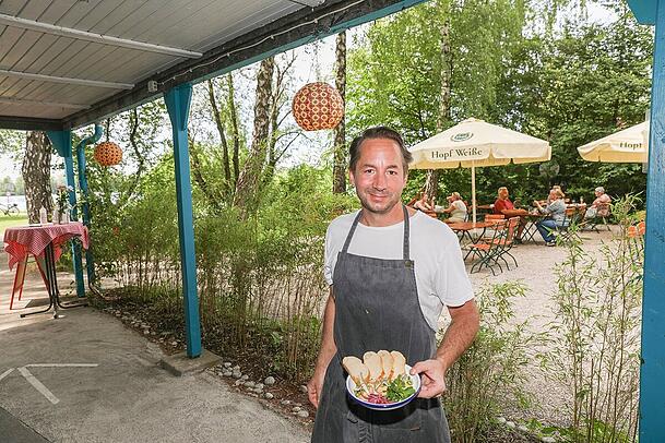 Martin Lipah serviert in seinem Haus am See Hummus, sommerhaft! Martin Lipah serviert in seinem Haus am See Hummus, sommerhaft!