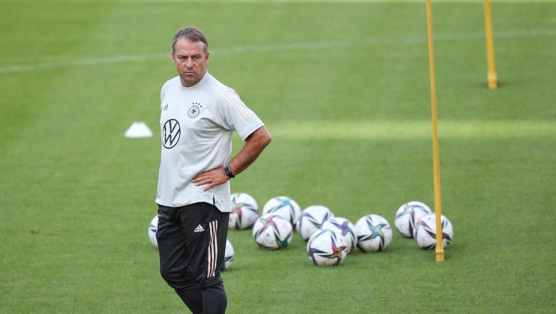Bundestrainer Hansi Flick verfolgt das Training seiner Mannschaft.