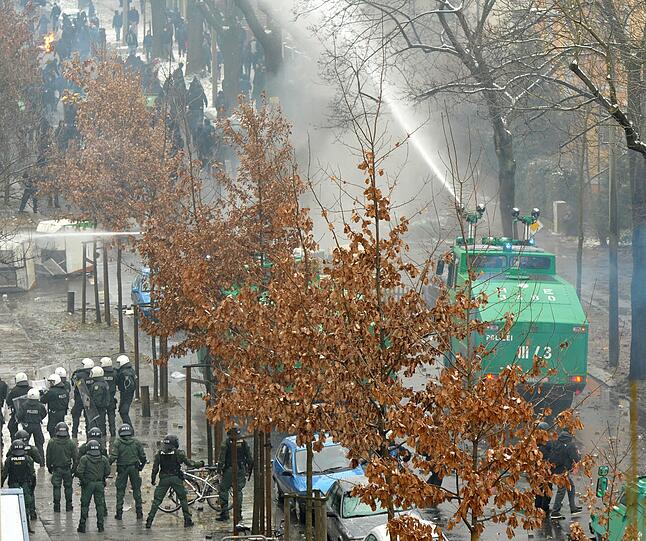 Bei den Protesten gegen den Neonazi-Aufmarsch am
Samstag in Dresden haben Gewalttäter nach Polizeiangaben an mehreren
Stellen Absperrungen durchbrochen. Die Beamten versuchten mit
Schlagstöcken, Reizgas und Wasserwerfern, das Eindringen zu
verhindern. Rund 1000 Menschen hätten die Sperren überwunden und
seien auf das den Neonazis zugewiesene Gelände am Hauptbahnhof
gelangt. Rund 600 Rechtsextreme seien an den Veranstaltungsorten
angekommen, mehrere hundert weitere Anhänger des rechten Spektrums
befänden sich noch auf dem Weg. Ursprünglich hatten die Behörden 4000
Neonazis erwartet. Teils auf Straßen sitzende Gegendemonstranten
verhinderten bislang, dass die rechten Gruppen zusammenfinden. Die
Polizei drohte damit die Blockade zu räumen.