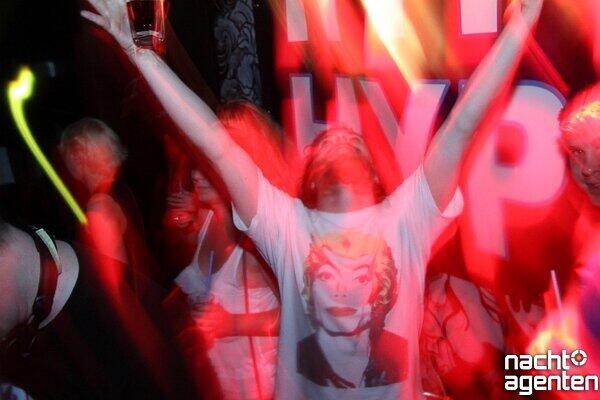 Der totale Trash im 8 Below am Freitag: Die Partyreihe "Hyper Hyper". Unter Sauna-Temperaturen tanzen die Massen zu Musik aus den 90ern. Weitere Fotos von der Veranstaltung gibt's unter www.nachtagenten.de.