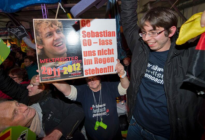 Nach Sebastian Vettels drittem WM-Sieg flippen die Fans in seiner Heimatstadt Heppenheim völlig aus. Die Bidler vom Freudentaumel