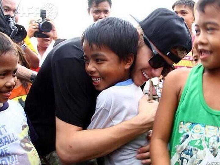Justin Bieber sorgt für eine Weihnachts-Überraschung - er besucht die Taifun-Opfer auf den Philippinen.