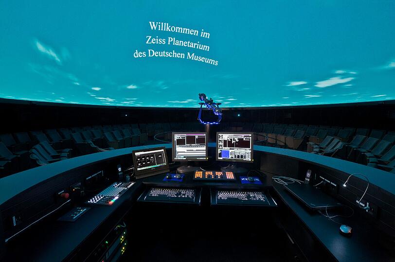 Per Vorführer durch die Galaxis: Von hier werden der Sternenprojektor und sechs weitere Digitalprojektoren gesteuert.