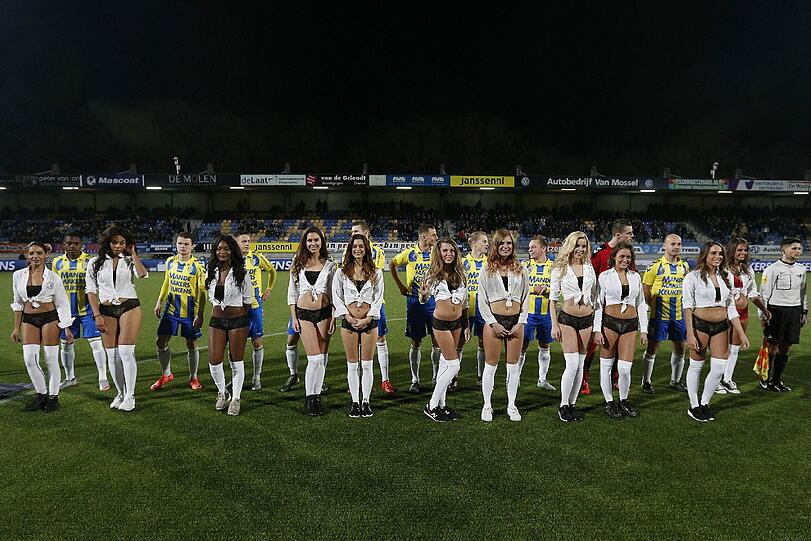 Einlaufkinder waren gestern: Die Bilder von den Einlaufmodels des RKC Waalwijk.