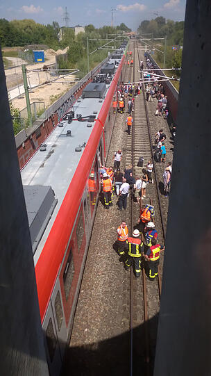 Die Feuerwehr evakuiert die S-Bahn.