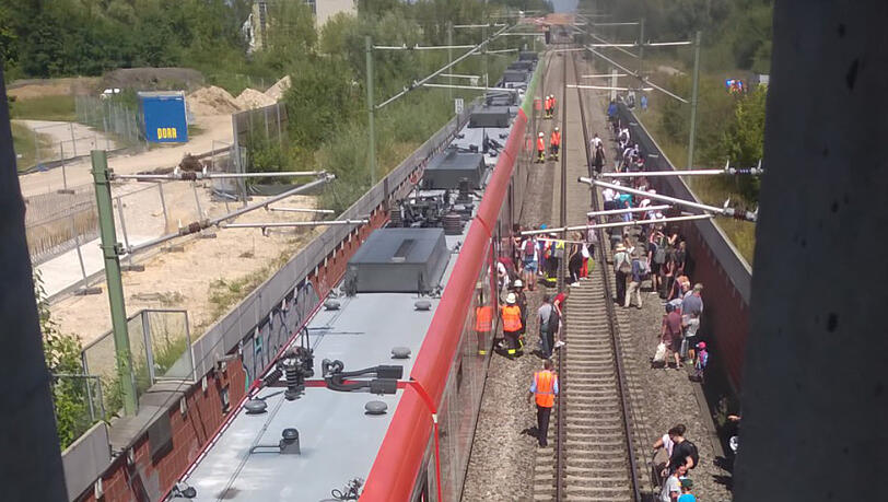 Die Feuerwehr evakuiert die S-Bahn. Die Feuerwehr evakuiert die S-Bahn.