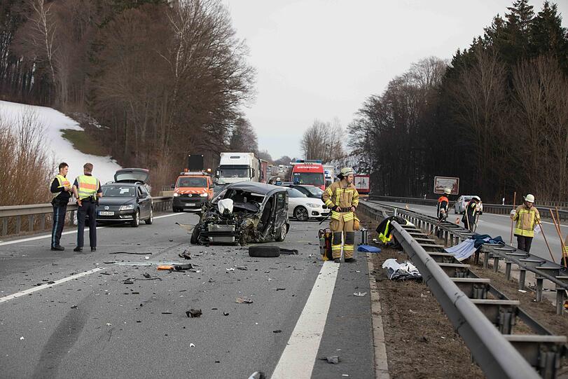 Auf der A8 ist am Mittwochnachmittag ein schwerer Unfall passiert. Ein Geisterfahrer raste in den Gegenverkehr.