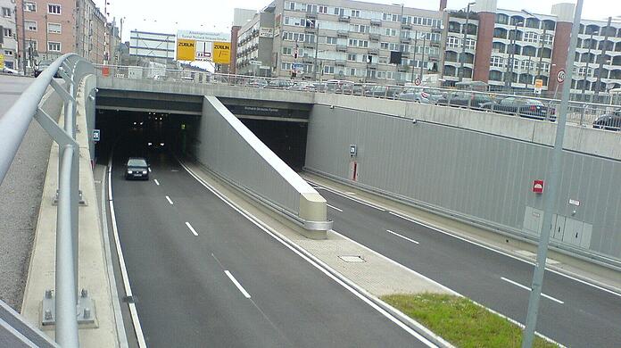 Der Autofahrer stürzte auf die Einfahrt in den Richard-Strauß-Tunnel. (Archivbild)