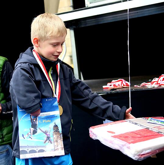 Sie springen weit: Die jungen Teilnehmer bei der "1. M-net Münchner Schulmeisterschaft."
