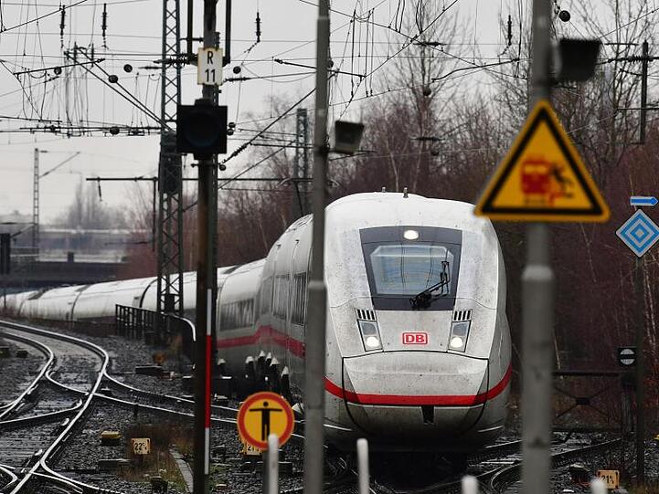 Ein ICE 4 bei der Einfahrt in den Bahnhof Hamburg-Altona: Die Bahn will 15 zusätzliche Züge dieser Bauart anschaffen.