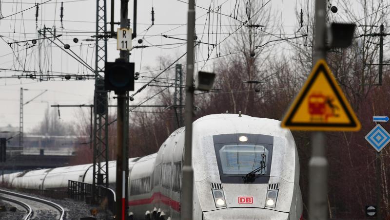 Ein ICE 4 bei der Einfahrt in den Bahnhof Hamburg-Altona: Die Bahn will 15 zusätzliche Züge dieser Bauart anschaffen. Ein ICE 4 bei der Einfahrt in den Bahnhof Hamburg-Altona: Die Bahn will 15 zusätzliche Züge dieser Bauart anschaffen.