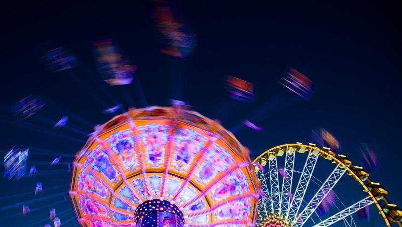 Ein Kettenkarussell dreht sich auf der Cranger Kirmes neben einem Riesenrad. Foto: Marcel Kusch/dpa/Archiv Ein Kettenkarussell dreht sich auf der Cranger Kirmes neben einem Riesenrad. Foto: Marcel Kusch/dpa/Archiv
