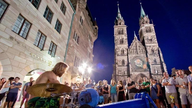 Ein Schlagzeuger spielt auf Schlagzeug-Instrumenten und anderen Gefäßen beim 38. Bardentreffen in Nürnberg. Foto: Daniel Karmann/Archivbild Ein Schlagzeuger spielt auf Schlagzeug-Instrumenten und anderen Gefäßen beim 38. Bardentreffen in Nürnberg. Foto: Daniel Karmann/Archivbild
