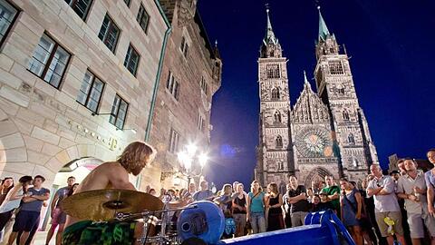 Ein Schlagzeuger spielt auf Schlagzeug-Instrumenten und anderen Gefäßen beim 38. Bardentreffen in Nürnberg. Foto: Daniel Karmann/Archivbild