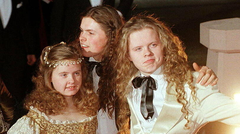 Über 20 Jahre ist diese Aufnahme von Barbara Ann "Barby" Kelly an der Seite ihrer Brüder Angelo (r.) und "Paddy" nun schon alt
