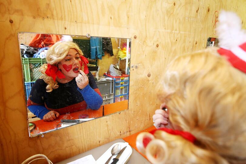 In der Maske: Biggi alias Julia Wandingerin.