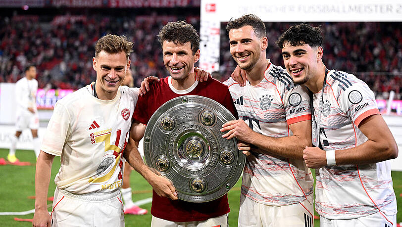 Jeder wollte nochmal ein Bild mit Thomas Müller, auch Joshua Kimmich, Leon Goretzka und Aleksandar Pavlovic. Jeder wollte nochmal ein Bild mit Thomas Müller, auch Joshua Kimmich, Leon Goretzka und Aleksandar Pavlovic.