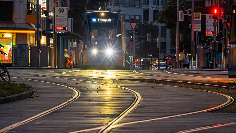 Eine Stra&szlig;enbahn an der Haltestelle am Sendlinger Tor. (Archivbild)