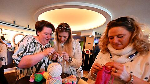 Schon bevor der Film startet, wird flei&szlig;ig gestrickt.