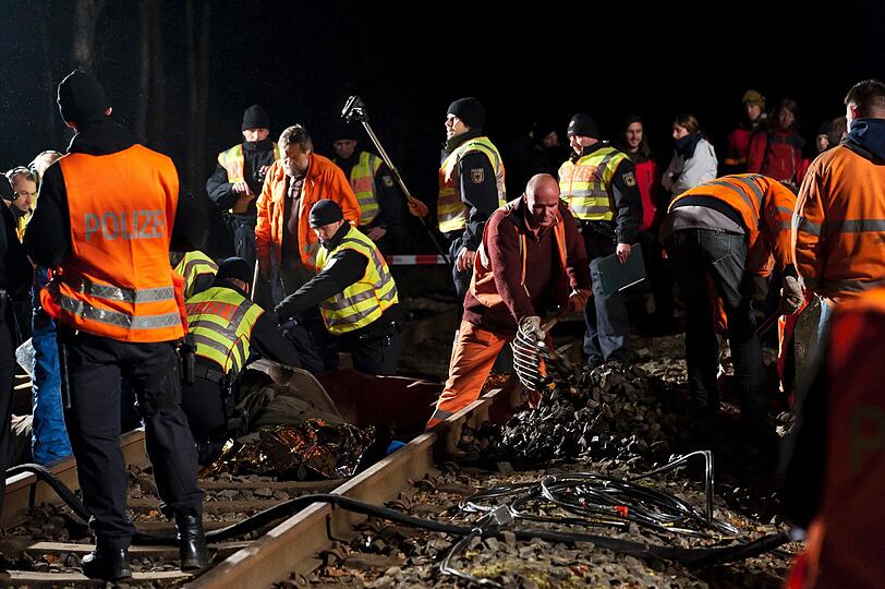 Atomkraftgegner haben sich an die Bahngleise der Castor-Transportstrecke angekettet. Die Bilder vom Polizeieinsatz.