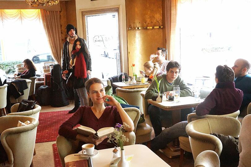 Zum Lesen geht die Schauspielerin Marie Seiser gerne ins Café Jasmin.