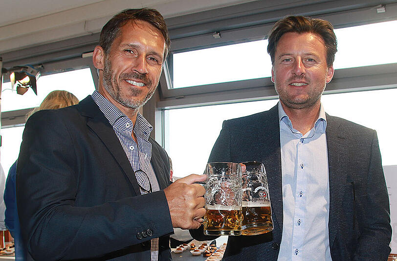 Ob es nach dem Pokalduell mit den Würzburger Kickers wieder etwas zu feiern gibt? Trainer Kosta Runjaic und Sportchef Thomas Eichin vom TSV 1860.
