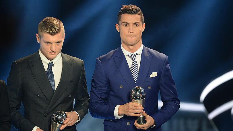 Cristiano Ronaldo (r.) befindet sich - mal wieder - und den Top 3 bei der Weltfußballer-Wahl. Weltmeister Toni Kroos geht hingegen leer aus.