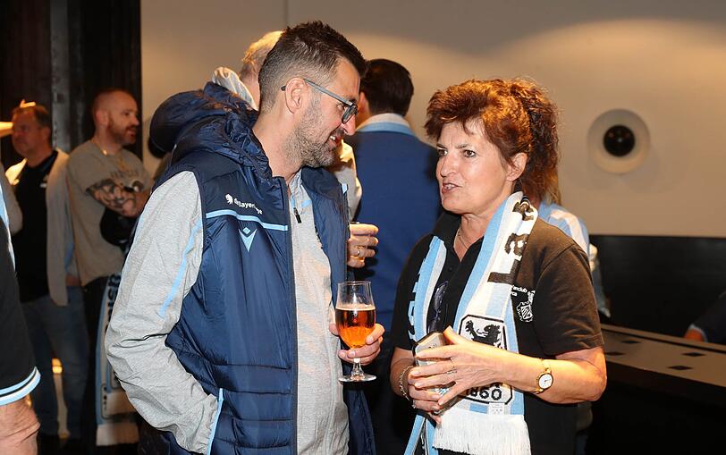 Löwen-Stars zum Anfassen: Die Bilder vom Fanabend in der "Royal-Bar" in La Manga.