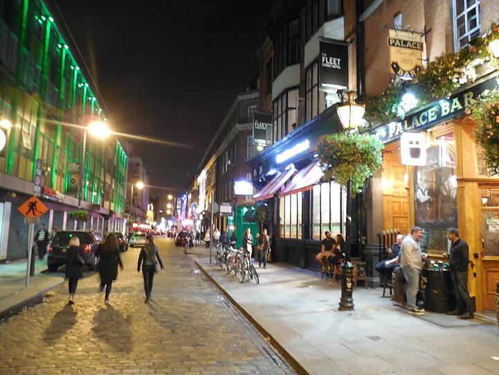 Ein Pub reiht sich an das nächste: In Irlands Hauptstadt Dublin pulsiert das Nachtleben.