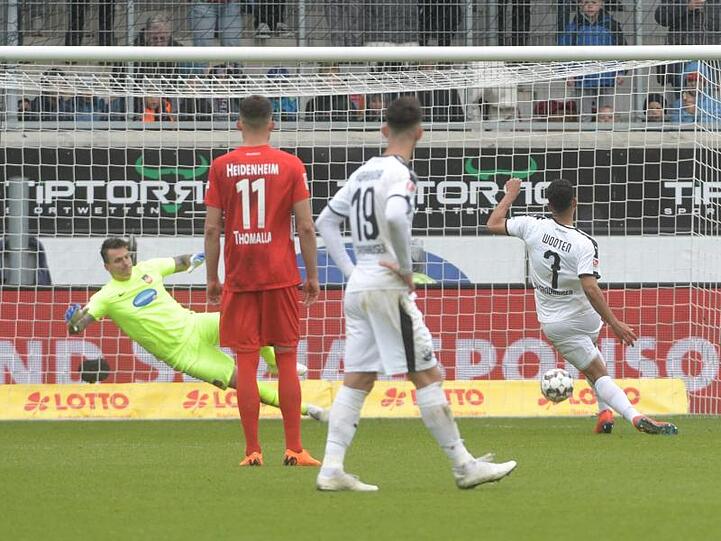 Sandhausens Andrew Wooten (r) verlädt Heidenheim-Keeper Kevin Müller.