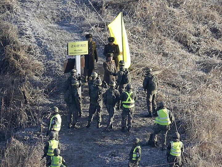 Süd- und nordkoreanische Soldaten an der Demarkationslinie.
