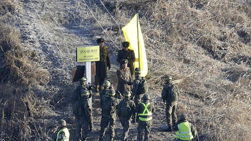 Süd- und nordkoreanische Soldaten an der Demarkationslinie. Süd- und nordkoreanische Soldaten an der Demarkationslinie.