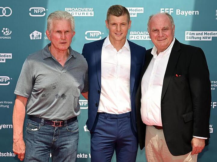 Jupp Heynckes (l) und Uli Hoeneß (r) auf der Premiere der Dokumentation "KROOS".