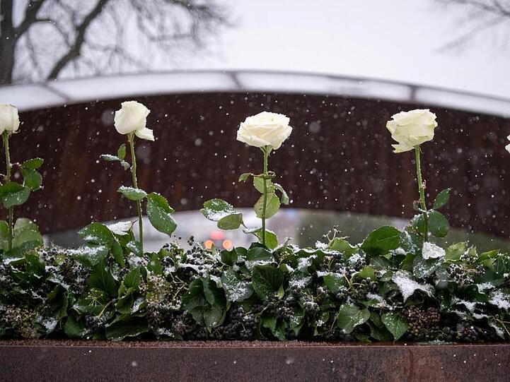 Rosen stehen während der Gedenkfeier zum 10. Jahrestag des Amoklaufs auf dem "Gebrochenen Ring", der an die Opfer erinnert.