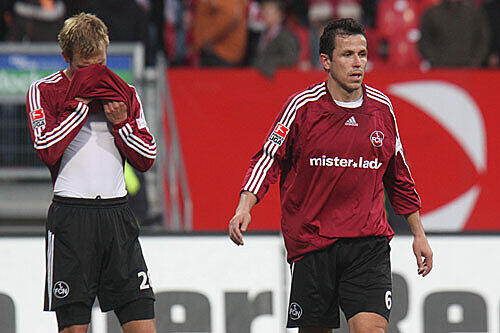 Kapitän Tomas Galasek (r.) ist &bdquo;unendlich traurig&ldquo;, Dominik Reinhardt scheint sogar schon zu heulen.