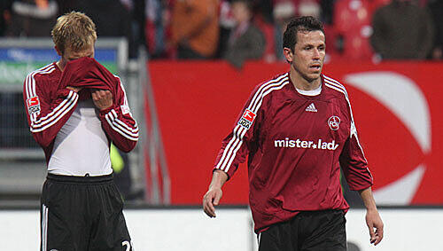 Kapitän Tomas Galasek (r.) ist &bdquo;unendlich traurig&ldquo;, Dominik Reinhardt scheint sogar schon zu heulen.