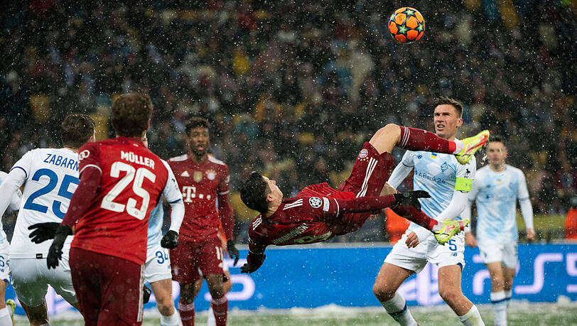Robert Lewandowski trifft sehenswert zum 1:0 gegen Kiew.