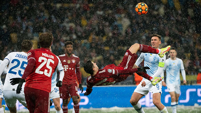 Robert Lewandowski trifft sehenswert zum 1:0 gegen Kiew.