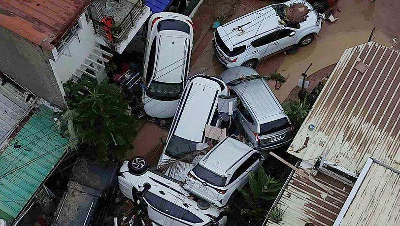 Der Taifun hatte mit heftigen Böen und starkem Regen gewütet. Der Taifun hatte mit heftigen Böen und starkem Regen gewütet.