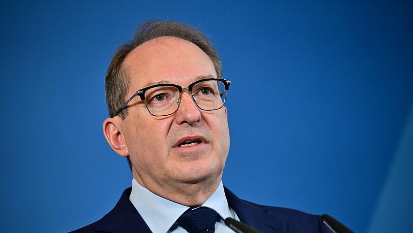 Innenminister Dobrindt will die Flughäfen in Deutschland besser vor Störungen durch Drohnen schützen. (Archivbild)